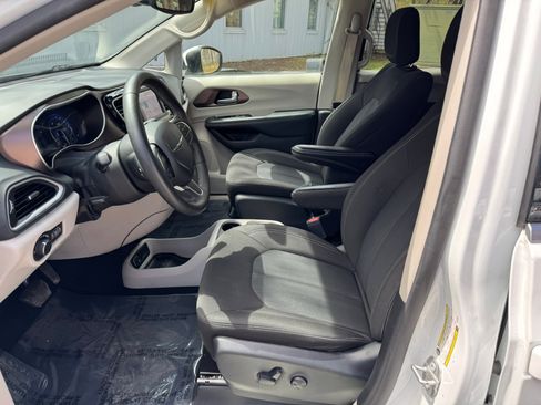 Used 2023 Chrysler Voyager LX FWD image 9