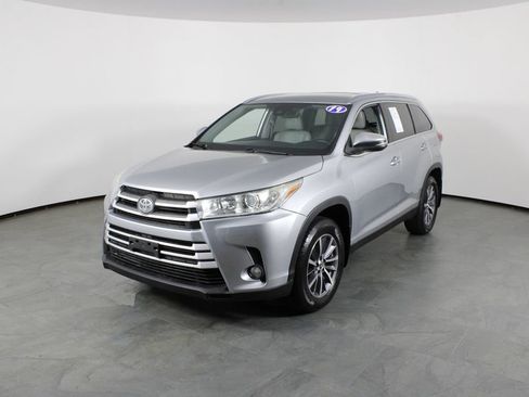 Used 2019 Toyota Highlander XLE AWD/4WD image 2