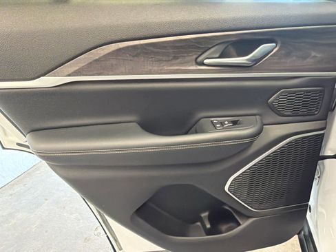 Used 2023 Jeep Grand Cherokee Limited w/ Black Appearance Package image 23