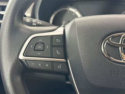 Used 2023 Toyota Highlander L FWD image 17