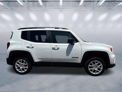 Certified 2022 Jeep Renegade Latitude w/ Convenience Group AWD/4WD image 3