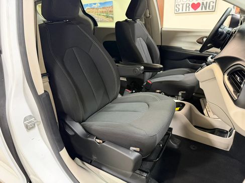 Used 2020 Chrysler Voyager LX FWD image 35