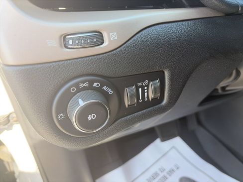 Used 2016 Jeep Cherokee Latitude FWD image 19