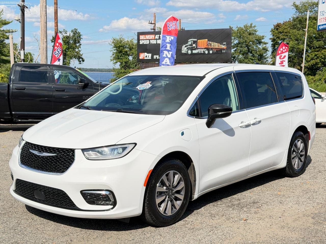 Used 2024 Chrysler Pacifica Limited FWD image 8