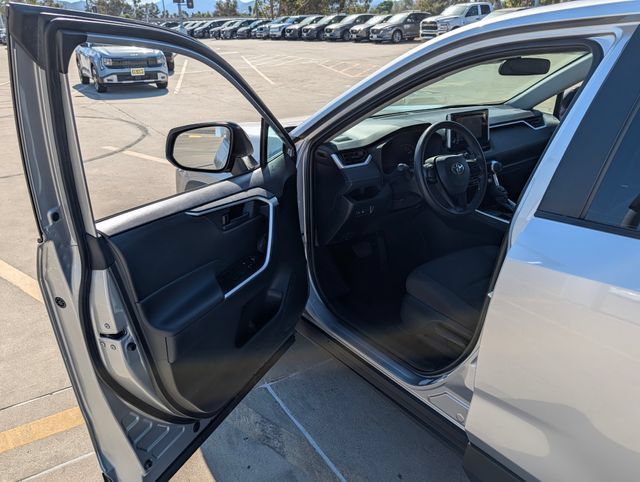 Used 2025 Toyota RAV4 LE AWD/4WD image 33