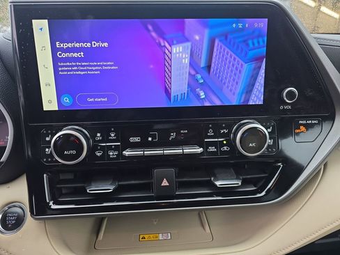 Used 2024 Toyota Highlander Limited image 21