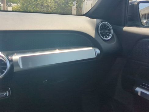 Used 2024 Mercedes-Benz GLB 250 4MATIC image 4