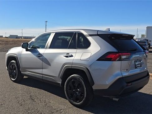 Used 2022 Toyota RAV4 LE image 8