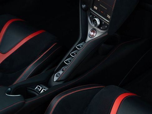 Used 2021 McLaren 720S Spider image 31