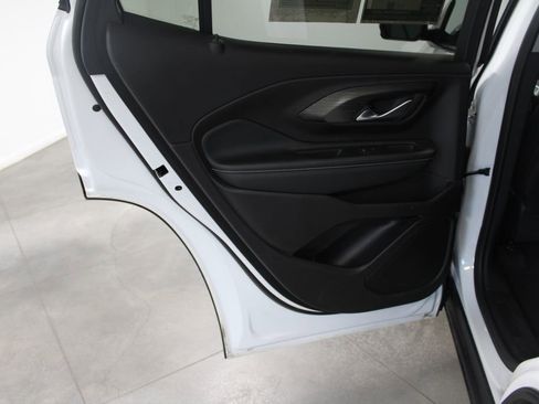 Used 2024 GMC Terrain SLT image 27
