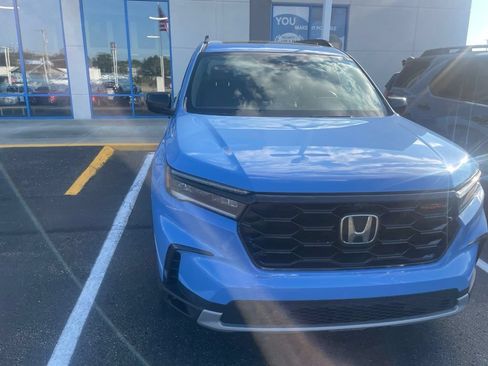 Used 2025 Honda Pilot TrailSport image 4