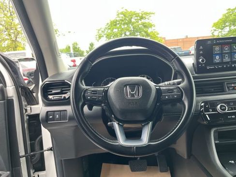 Used 2025 Honda Pilot Touring image 13