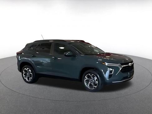 Used 2025 Chevrolet Trax LT FWD image 2