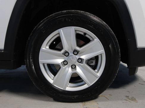 Used 2022 Jeep Compass Latitude FWD image 34