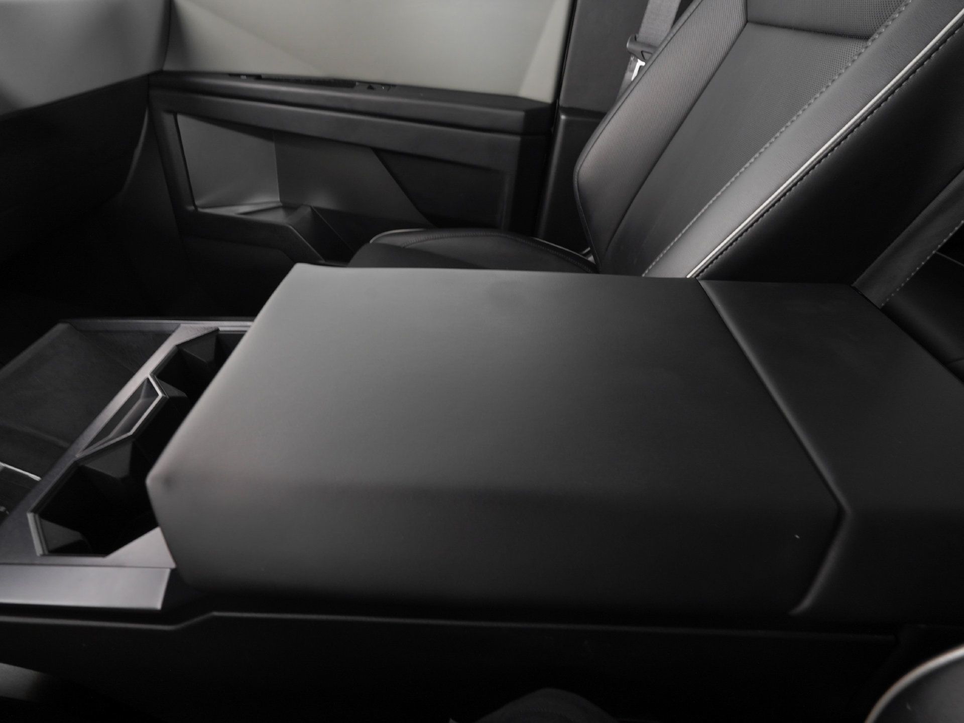 Used 2025 Tesla Cybertruck AWD Crew Cab image 32