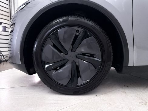 Used 2026 Tesla Model Y Long Range RWD image 14