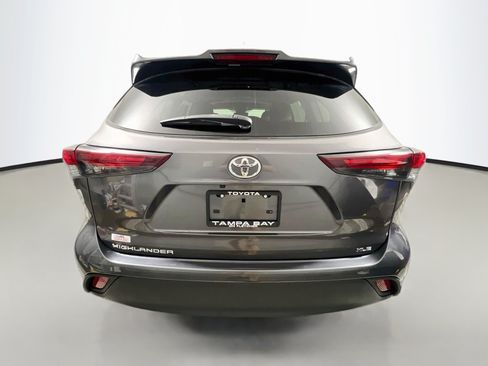 Used 2024 Toyota Highlander XLE FWD image 6