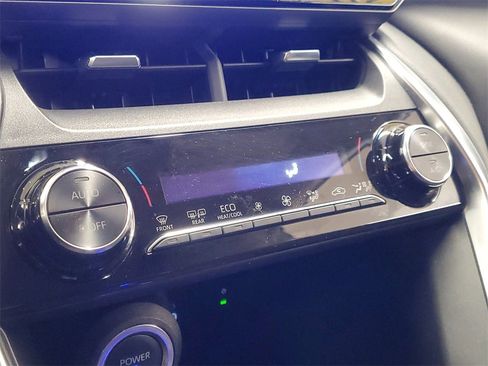 Used 2023 Toyota Venza LE image 28