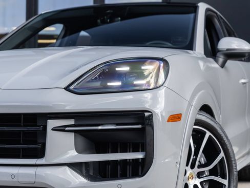 Certified 2024 Porsche Cayenne Coupe AWD/4WD image 16