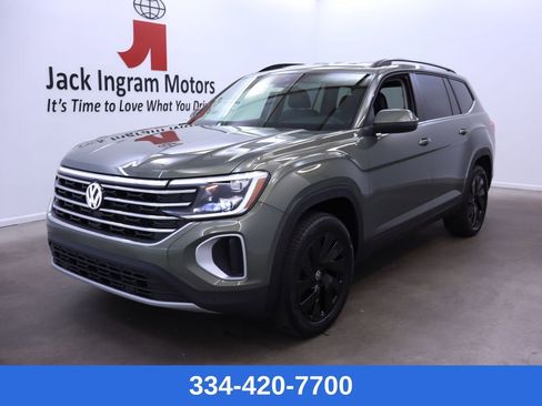 Certified 2025 Volkswagen Atlas SE w/ Black Wheel Package image 2