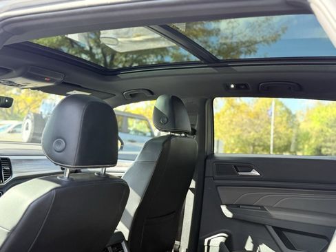 Used 2022 Volkswagen Atlas Cross Sport SE image 18