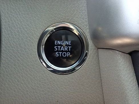 Used 2016 Toyota Highlander XLE w/ Four Season Floor Mat Package image 25