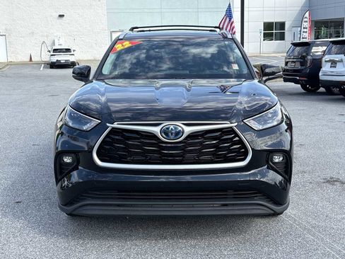 Used 2022 Toyota Highlander XLE AWD/4WD image 3