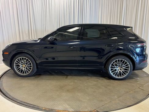 Used 2023 Porsche Cayenne Platinum Edition image 2