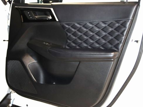 Used 2024 Mitsubishi Outlander 4WD Plug-In Hybrid image 58