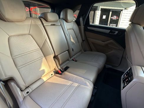 Used 2023 Porsche Cayenne Platinum Edition AWD/4WD image 26