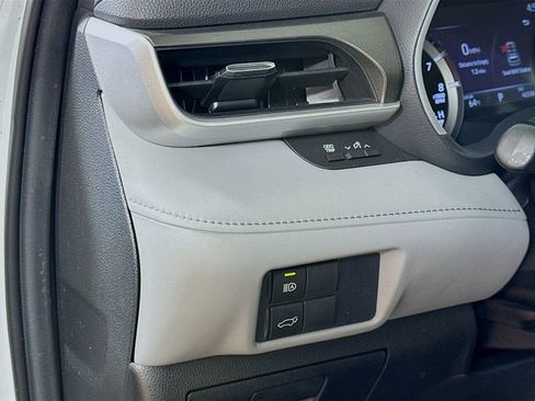 Used 2021 Toyota Highlander XLE image 10