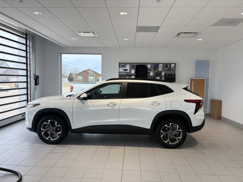 Used 2025 Chevrolet Trax LT w/ Sunroof Package image 2