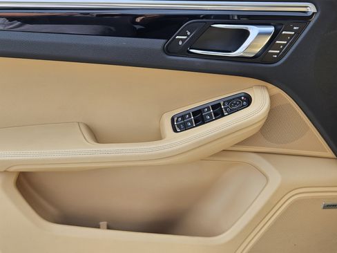 Used 2018 Porsche Macan image 22