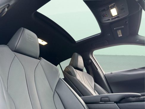 Used 2019 Lexus UX 250h image 16