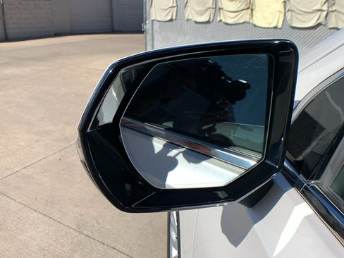 Used 2022 Cadillac Escalade Luxury image 9