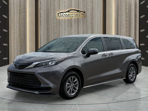 Used 2024 Toyota Sienna LE image 3