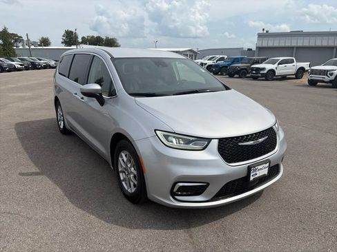 Used 2023 Chrysler Pacifica Touring-L FWD image 8