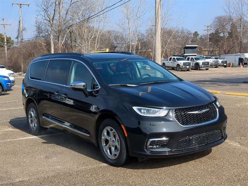 Used 2023 Chrysler Pacifica Limited image 16