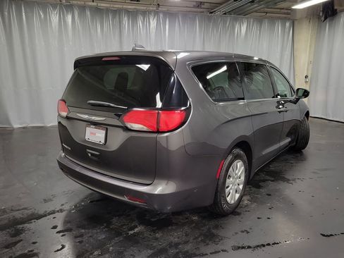 Used 2020 Chrysler Voyager L image 9