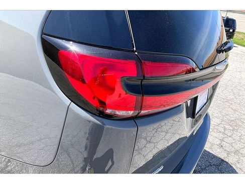 Certified 2023 Chrysler Pacifica Limited AWD/4WD image 37