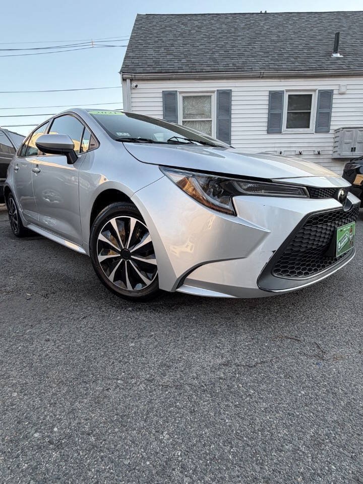 Used 2021 Toyota Corolla LE FWD image 3