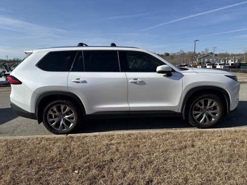 Used 2024 Toyota Grand Highlander Limited image 11