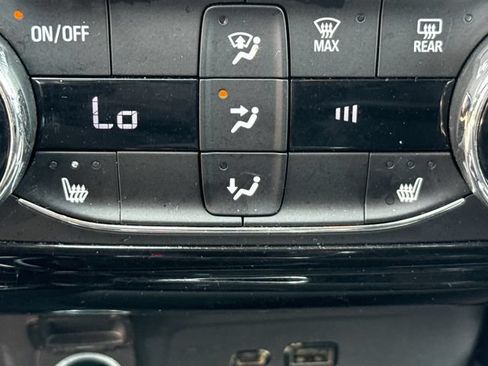 Used 2025 Chevrolet Trax LT w/ LT Convenience Package FWD image 29