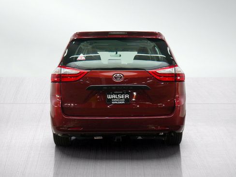 Used 2016 Toyota Sienna L FWD image 4