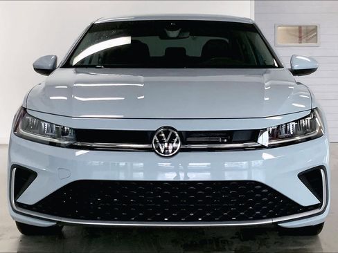 Used 2025 Volkswagen Jetta SE image 6