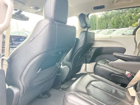 Used 2022 Chrysler Pacifica Touring-L image 11
