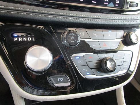 Used 2022 Chrysler Pacifica Limited image 35