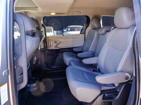 Used 2024 Toyota Sienna XLE FWD image 17
