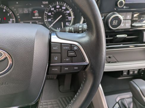 Used 2021 Toyota Highlander XLE image 11