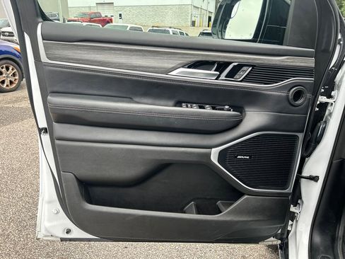 Used 2024 Jeep Wagoneer Series II w/ Flexible Seating Group RWD image 7